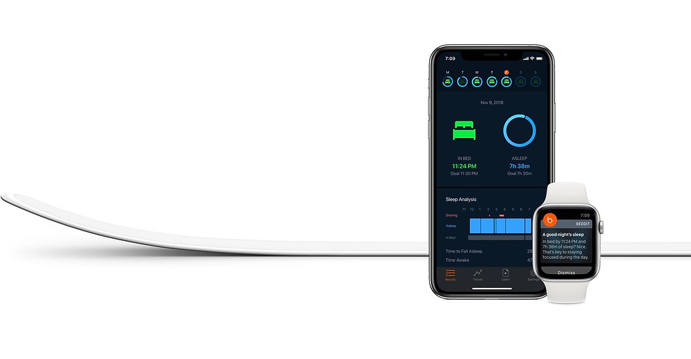 Monitor de sueño Apple Beddit 3.5 junto al Apple Watch y a un iPhone